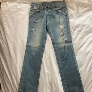 Light distressed skinny jeans